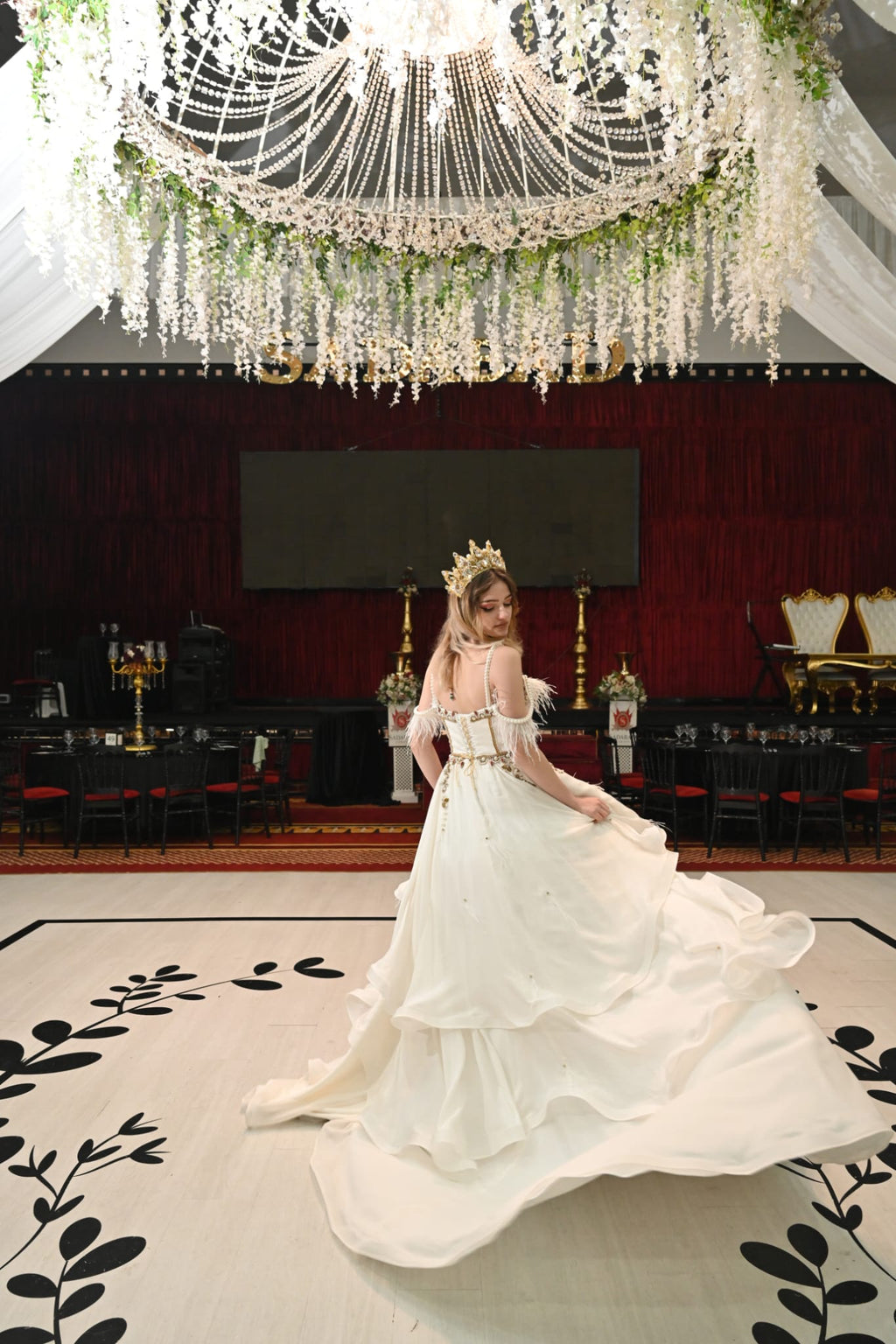 Zuhre Ogretmen Henry'nin Kraliyet Couture Gelinliği