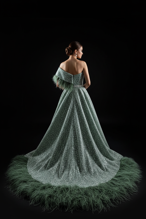 Adaçayı yeşili pul pul balo elbisesi — arka görünüm, etek yayılımı ve tüy hem