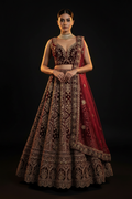 Bordo V yaka lehenga — sinematik ön çekim, Türk model
